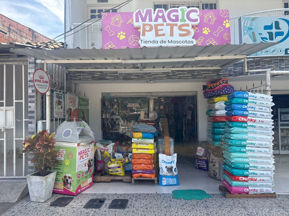 Fachada de la tienda Magic Pets en Jamundí, con bultos de concentrado en la entrada